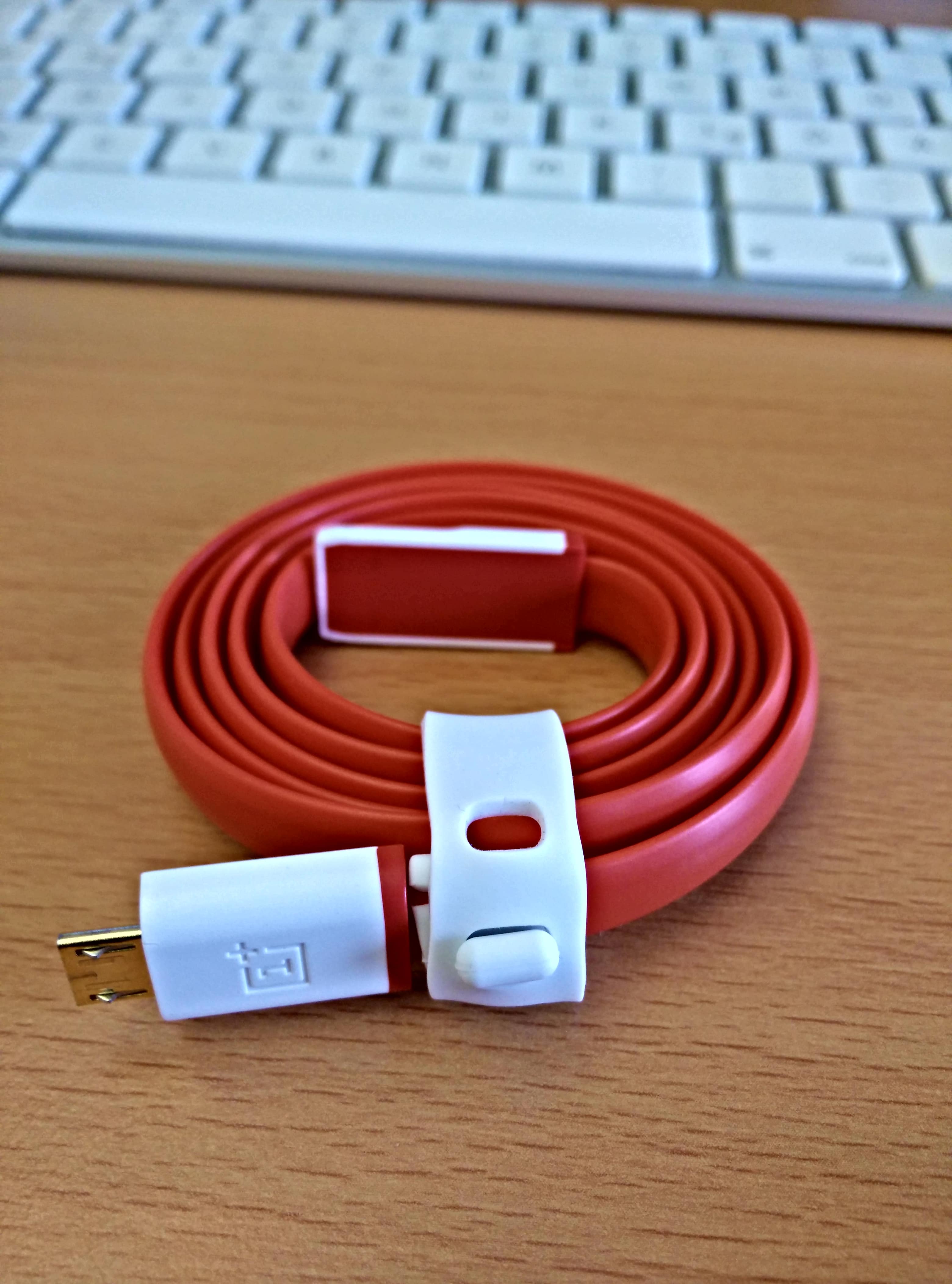Picture of the OnePlus One Cable curled up on a desk